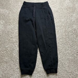 Lululemon Scuba High-Rise Cropped Jogger

23" Inseam

Black

Size 4

VGUC